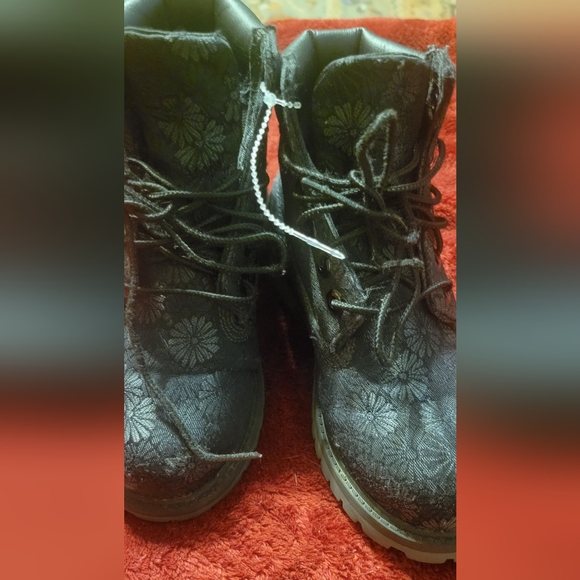 Girls Timberland 6 Inch Classic Black Floral Boots - Picture 8 of 9